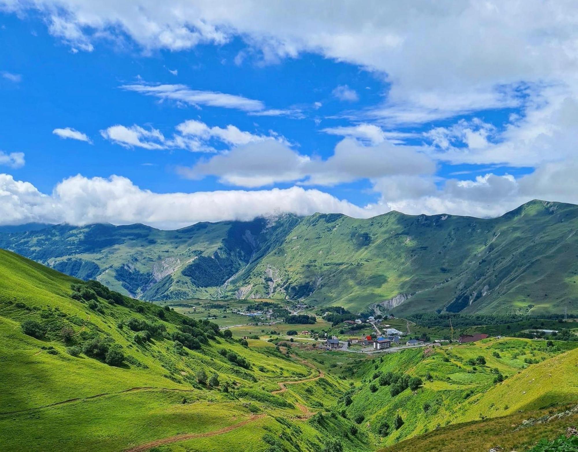 Touch The Mountains, Twins Hotel, New กูเดาริ ภายนอก รูปภาพ
